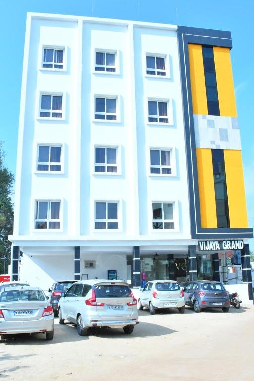 Front exterior view of Hotel Vijaya Grand Srikalahasti – modern budget hotel near the Srikalahasti Temple in Andhra Pradesh, India.