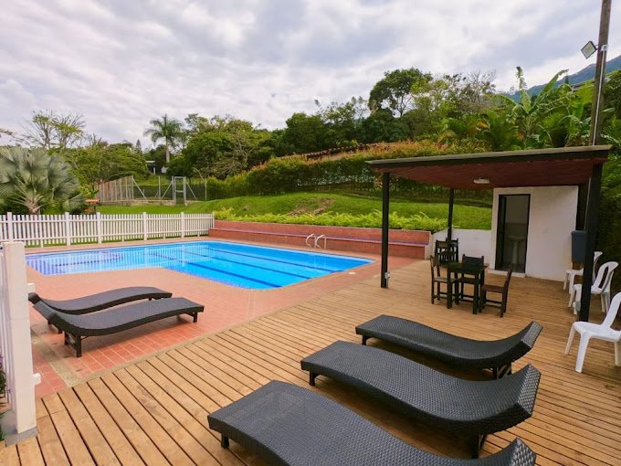 Pathway between chalets with trees and flowers at Chalets Villa Marina”