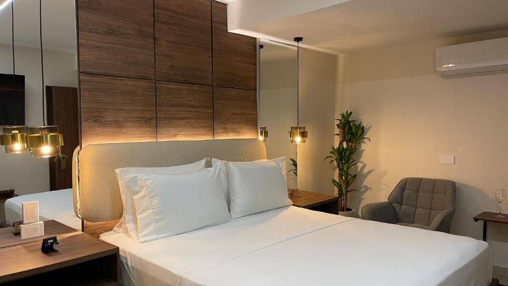 Modern bedroom at One Apartments Provenza Medellín with double bed and natural light