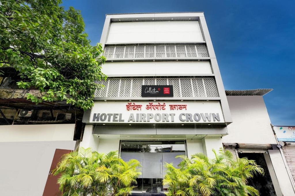 Entrance of Hotel Airport Crown near Mumbai Airport