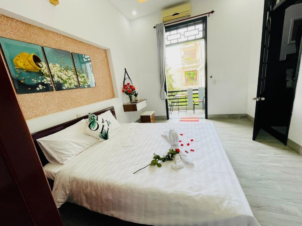 Comfortable guest room at Full House Homestay with bed, desk, and natural light