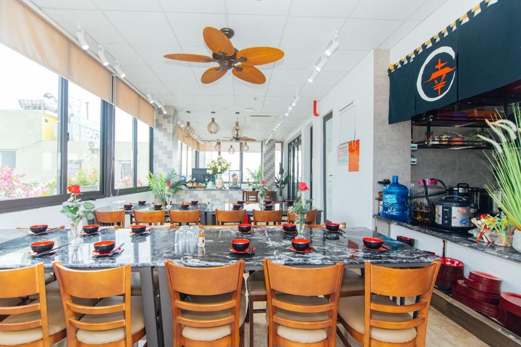 Dining area at Maruko Hạ Long Hotel in Ha Long