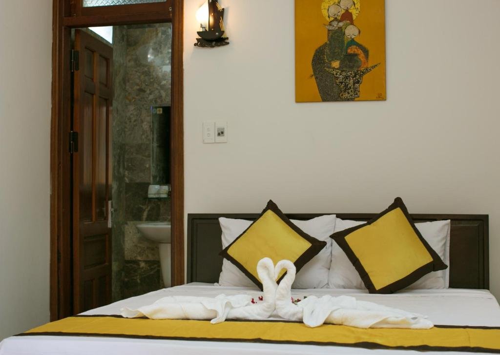 Comfortable guest room at Snow Pearl Homestay Hoi An with natural light