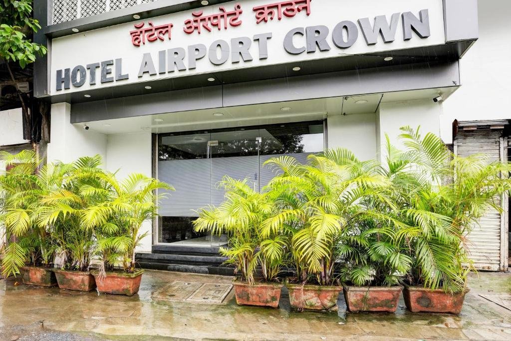 Entrance of Hotel Airport Crown near Mumbai Airport