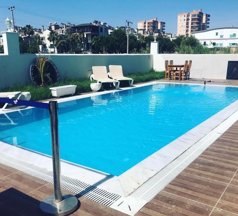 Outdoor swimming pool at Akdeniz Suites Hotel in Antalya, Türkiye