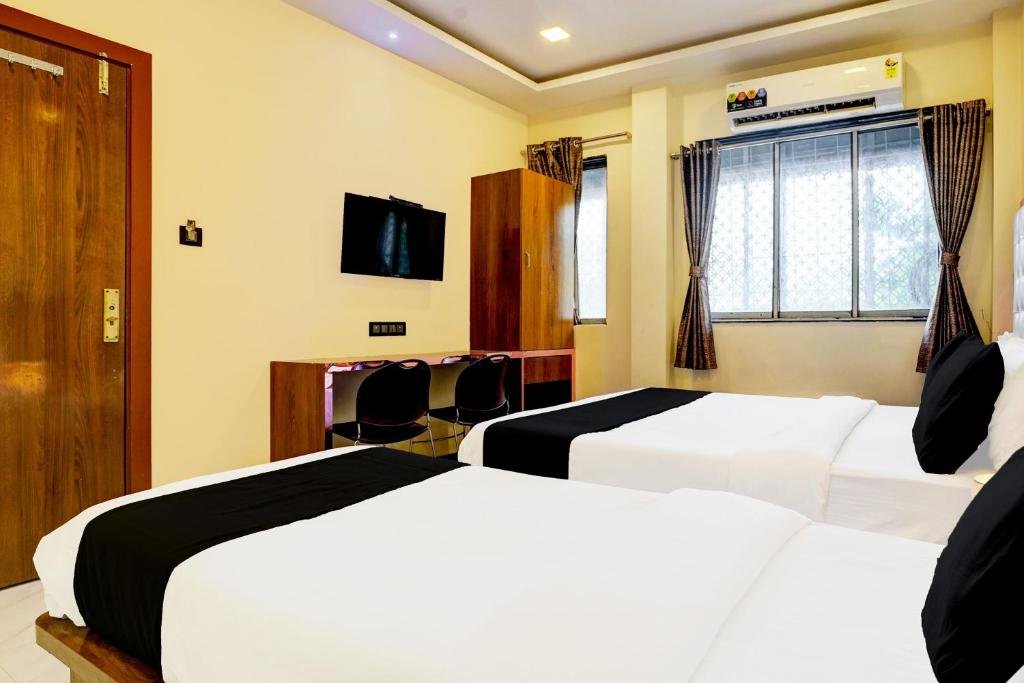Comfortable bedroom and private bathroom at Hotel Airport Crown