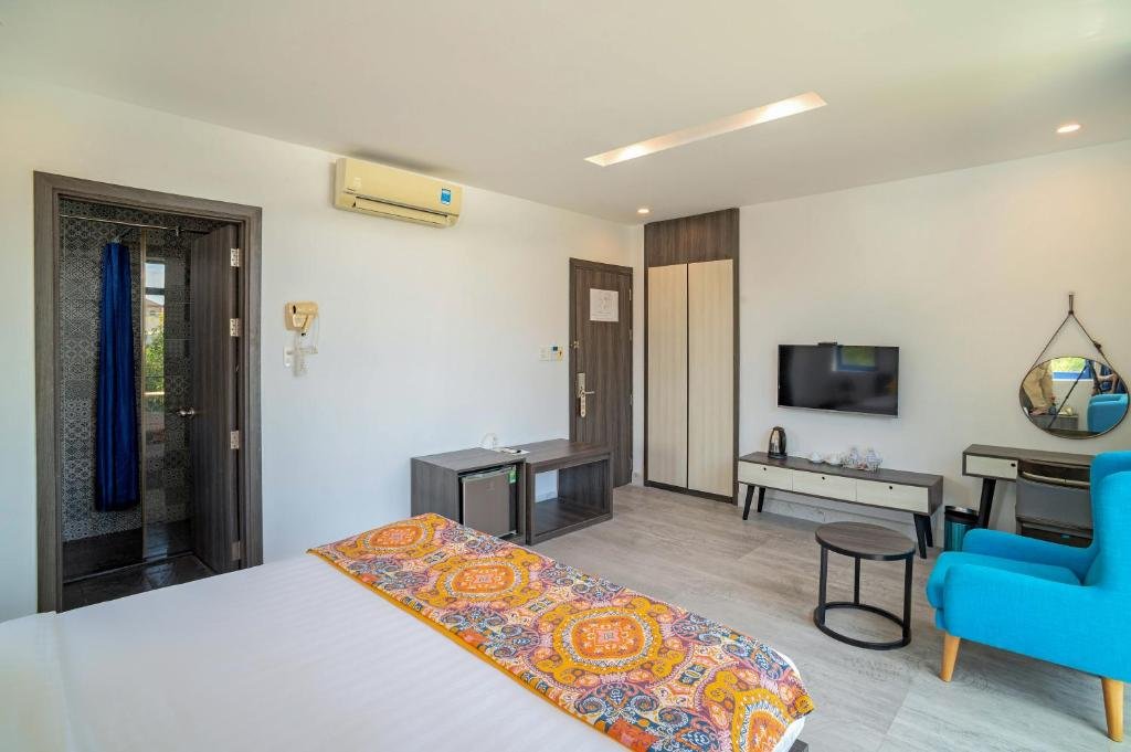 Comfortable king-size bed inside Blue Boutique Villa Hoi An room