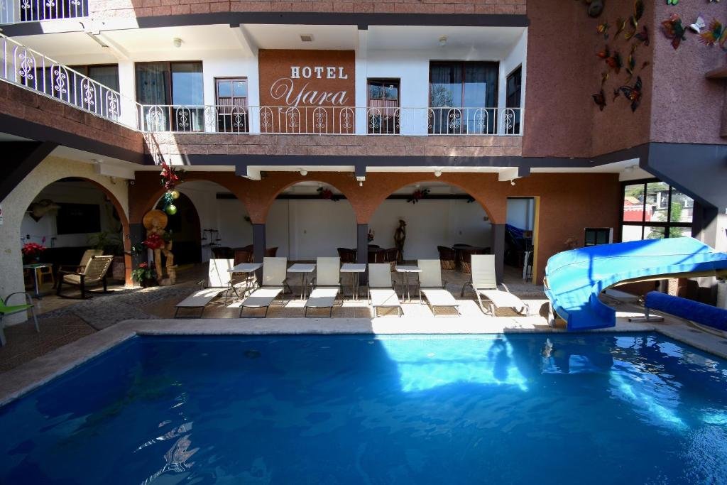 Outdoor swimming pool at Hotel Yara in Ixtapan de la Sal, Mexico