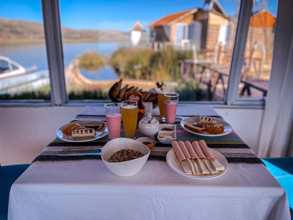 Dining with lake view at UROS KAY PACHA Lodge Lake Titicaca Peru